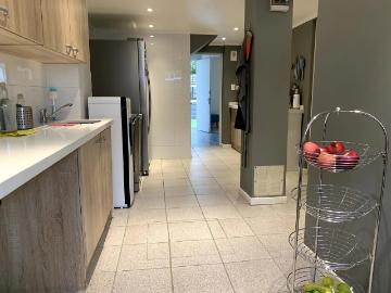 Casa remodelada en el corazón de las condes en barrio tranqu