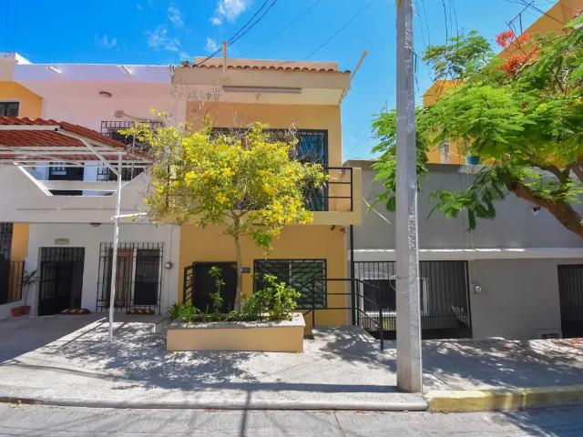 Casa remodelada en el Centro Histórico de Mazatlán, a minutos de Olas Altas y Plaza