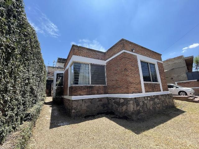 Casa remodelada en esquina de una planta, zona cerro del Tesoro