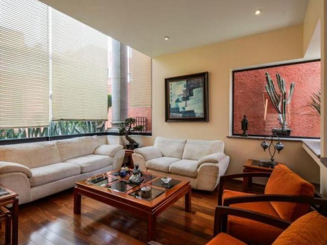 Casa remodelada en exclusivo condominio con jardín privado