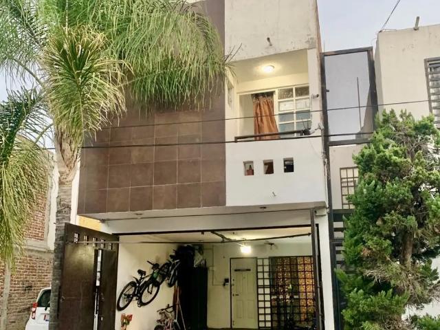 Casa remodelada en venta en colinas de santa julia | cerca d
