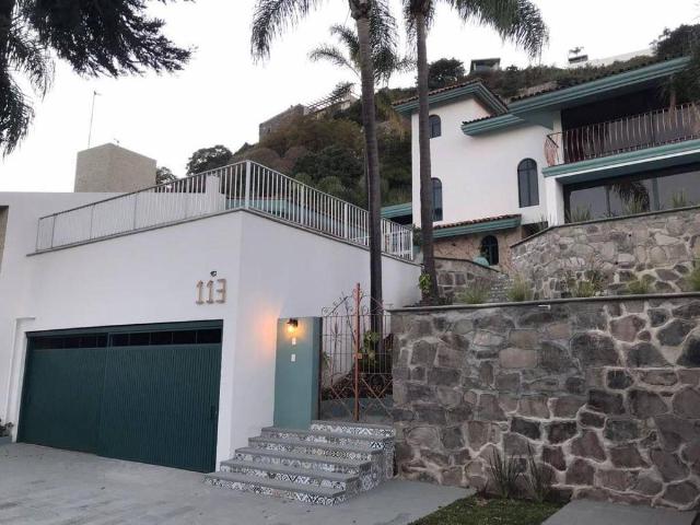 Casa Remodelada en Venta en El Palomar con Alberca