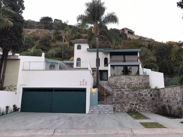 Casa Remodelada en Venta en El Palomar con Alberca