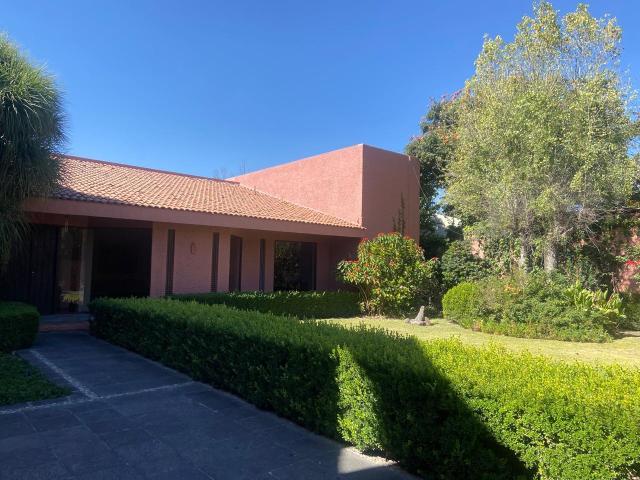 Casa remodelada en Venta en Jurica de una planta con amplio jard?n