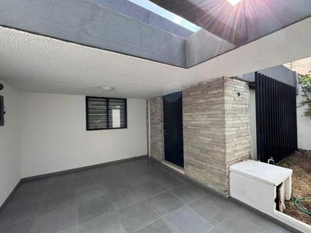 Casa Remodelada en Venta en Las Águilas – 3 Habitaciones en Planta Baja!