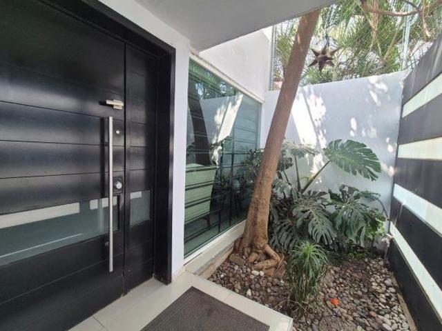 Casa remodelada en Venta en Las Águilas