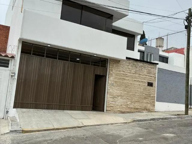 Casa remodelada en venta en San José Vista Hermosa cerca de Plaza Angelopolis