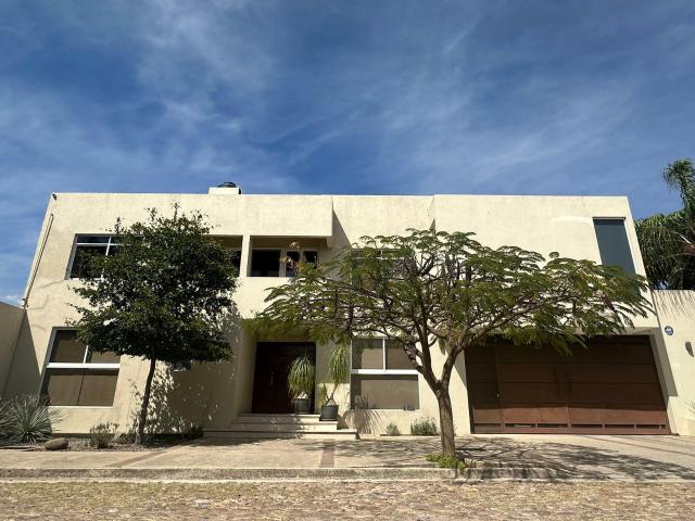 Casa remodelada en venta en San Jorge Residencial, 5 habitaciones con jardin amplio, cerca de Punto Verde, Le?n Gto