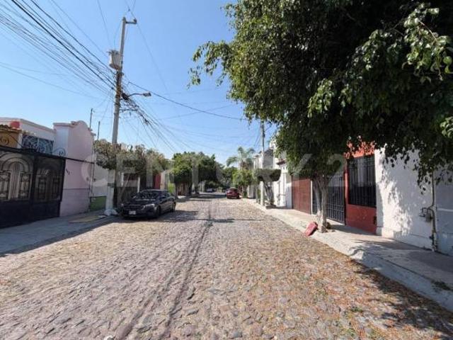 CASA REMODELADA EN VENTA EN VILLAS DE SANTIAGO, QUERÉTARO
