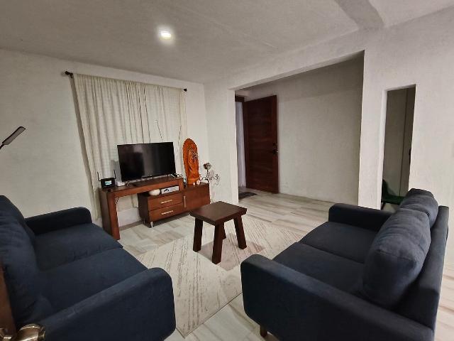 Casa REMODELADA EN VENTA o RENT en LOMA BONITA, a cuadra y 1/2 de Av. Tabachines