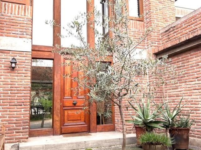 Casa remodelada frente a plaza interior – Cond. Los Almendros, Huechuraba