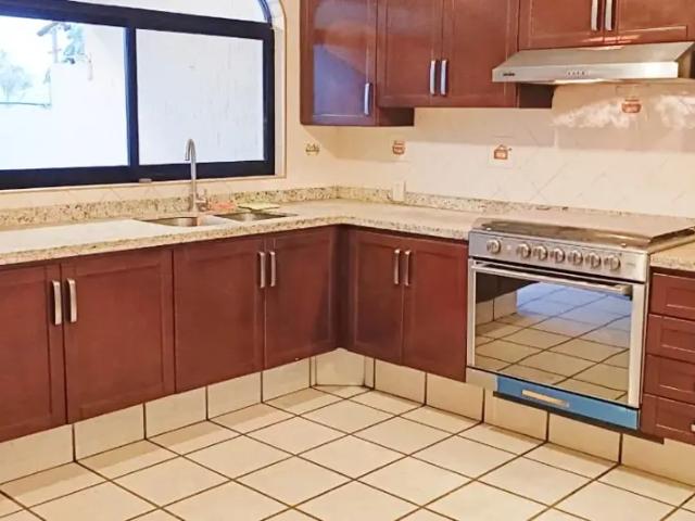 Casa Remodelada Sobre Calle Cerrada Recamara en Planta Baja — 4 rec
