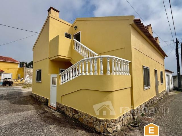 Casa remodelada T1+3 com sótão habitável a 10 min. de Caldas da Rainha