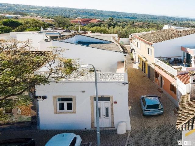 Casa renovada com 4 quartos em Loule, Algarve para venda G. 114m² Loulé São Clemente