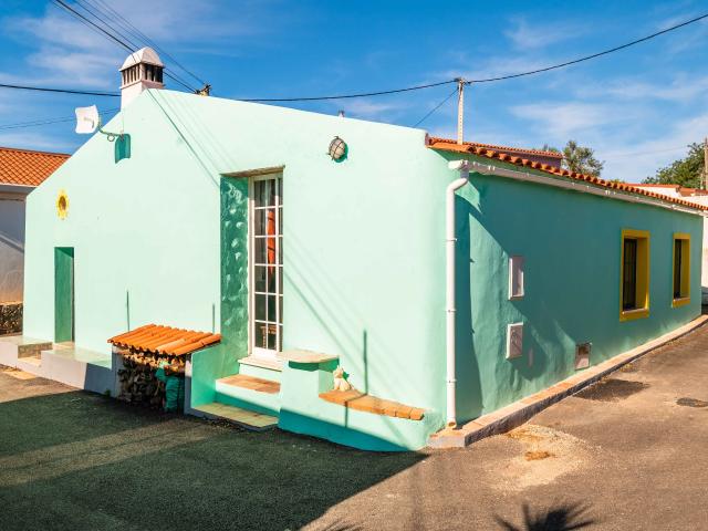 Casa renovada com garagem em Messines de Baixo