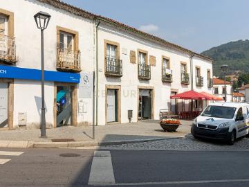 Casa Renovada em Vinhais com 4 Quartos e 5 Casas de Banho