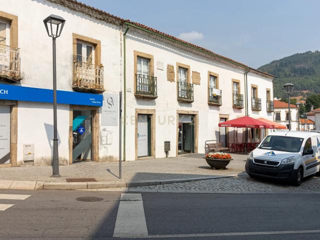 Casa Renovada em Vinhais com 4 Quartos e 5 Casas de Banho