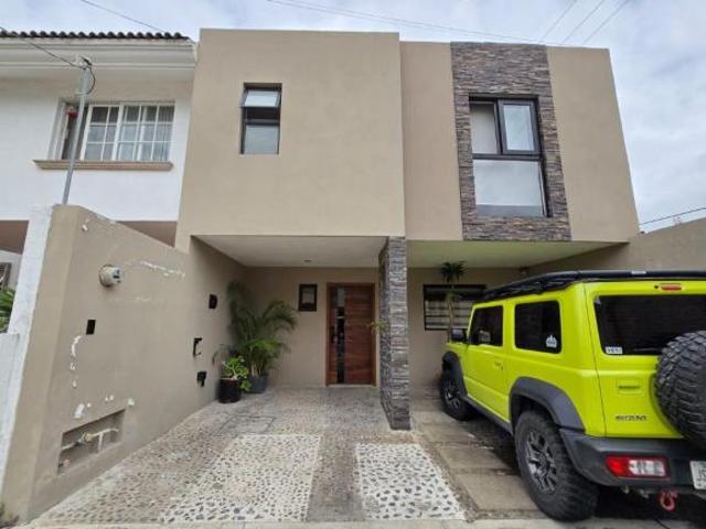 Casa renovada en Jardines de la Patria