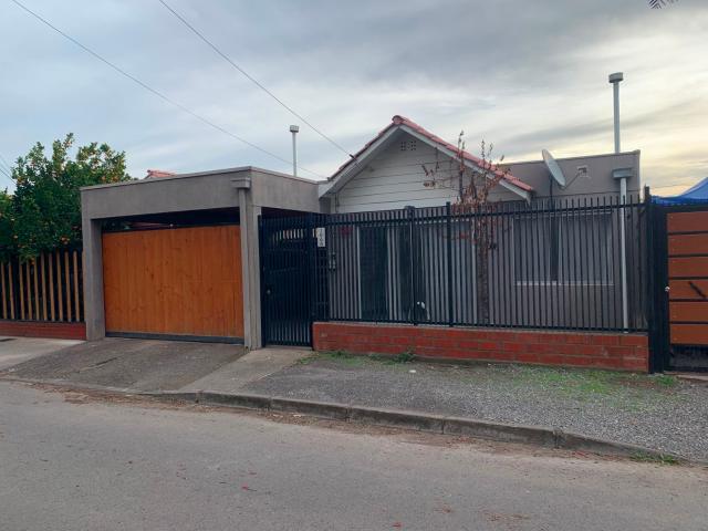 Casa renovada frente a plazoleta en Villa El Patagual