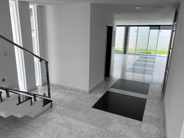 Casa Renta Misión Conca Querétaro Amplia Jardin Estudio