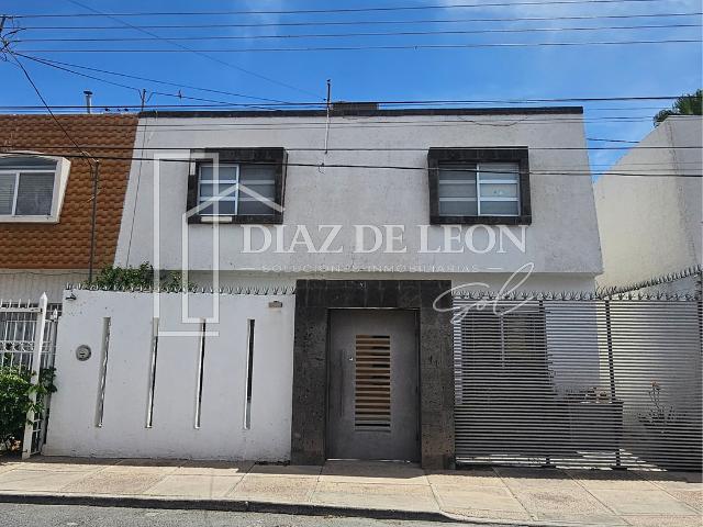 Casa RENTA col. Sta. Rita