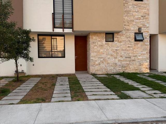 Casa Renta condominio El Pueblito Queretaro INCLUYE AGUA junto Puerta Piedra
