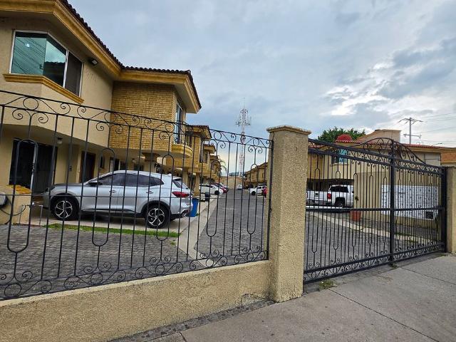 Casa renta frente a sams club y EBC scuela EBC