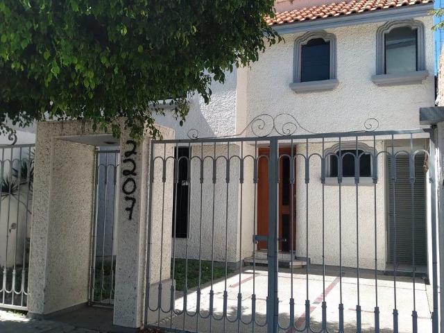 casa renta ideal para oficinas a puerta cerrada en la pradera
