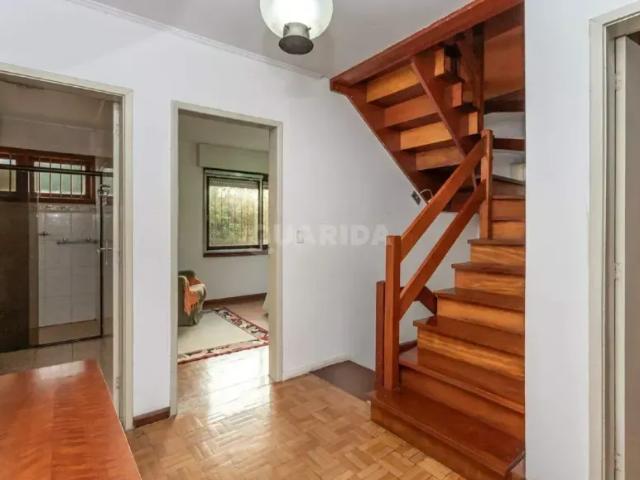 Casa residencial mobiliada com 3 dormitórios, sendo 1 suíte, no bairro Sarandi