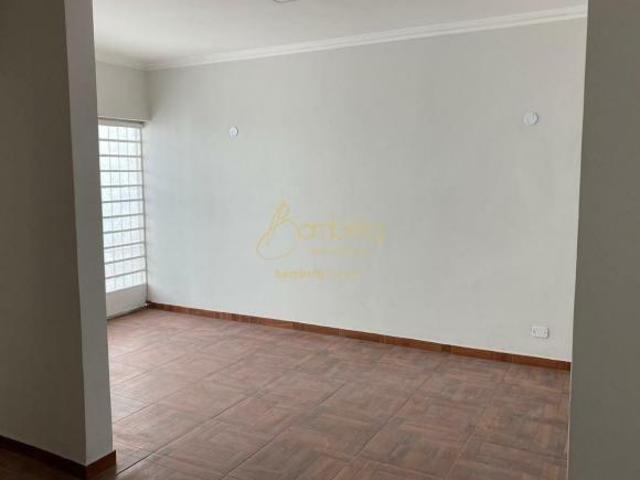 Casa Residencial ou comercial, 200m² de terreno, 150m² de área construída, 5 banheiros e 3 vagas