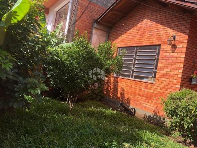 Casa residencial à venda, 4 dormitórios, 1 suíte, 4 vagas no bairro Vila Ipiranga Porto Alegrre