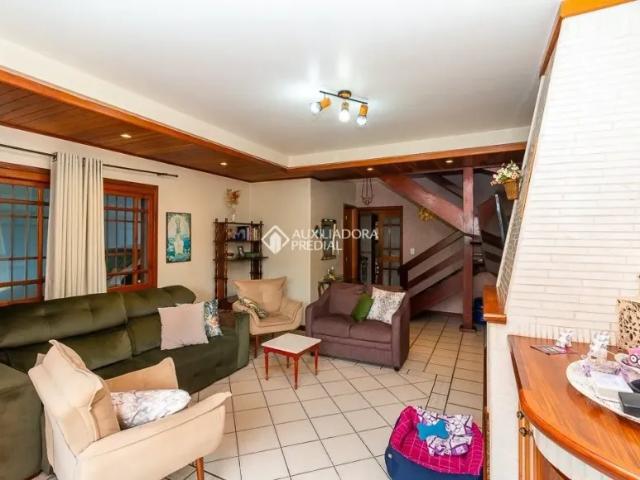 Casa residencial à venda no bairro Cavalhada com 235 m² e 5 dormitórios