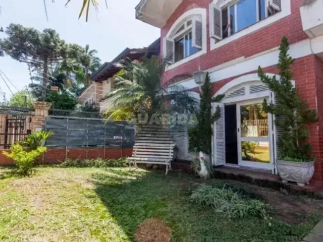 Casa Residencial com 4 dormitórios, sendo 2 suítes, e 4 vagas de garagem no bairro Tristeza