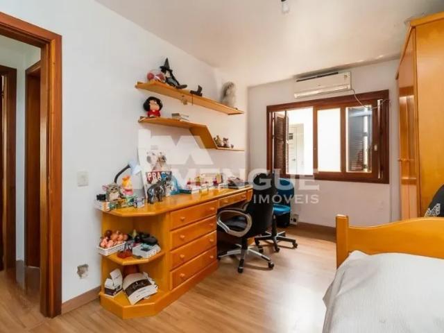 Casa residencial com 4 dormitórios e 3 vagas no bairro Sarandi em Porto Alegre com 260m² por R$ 750