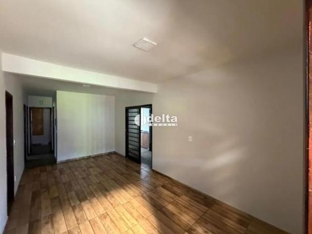 Casa residencial com 4 quartos disponível para venda no bairro Umuarama em Uberlândia MG