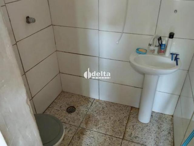 Casa residencial com 4 quartos sendo 1 suíte disponível para venda no bairro Tubalina em Uberlândia