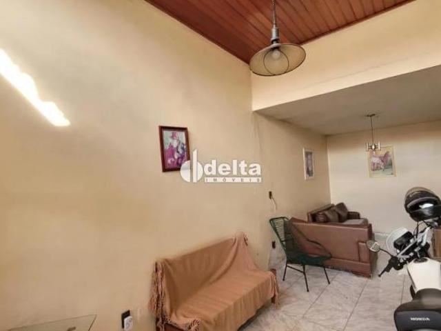 Casa residencial com 4 quartos sendo 2 suíte disponível para a venda no bairro Marta Helena em Uberl