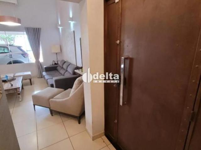 Casa com Piscina, 4 quartos sendo 2 suítes disponível para locação no bairro Cazeca em Uberlândia MG