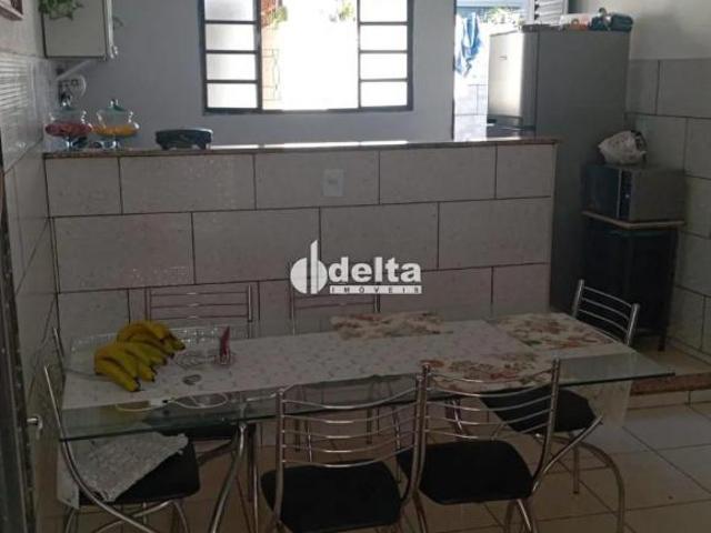 Casa residencial com 5 quartos disponível para venda no bairro Vigilato Pereira em Uberlândia MG