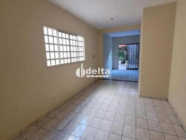 Casa residencial com 5 quartos disponível para venda no bairro Marta Helena em Uberlândia MG