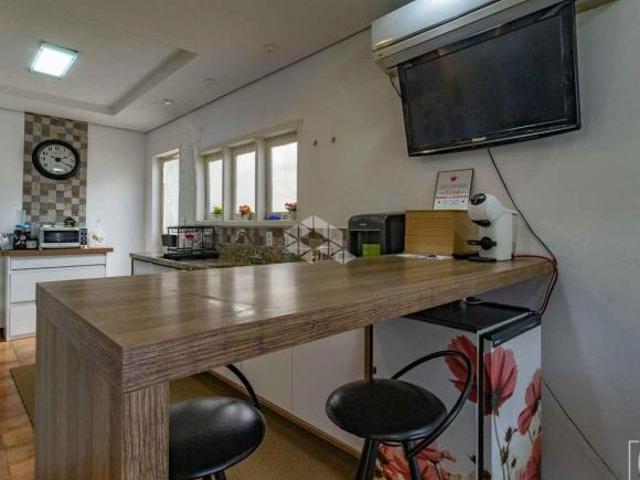 Casa residencial com 02 pavimentos, composta de 04 dormitórios sendo 2 suítes e com 02 vagas de gara
