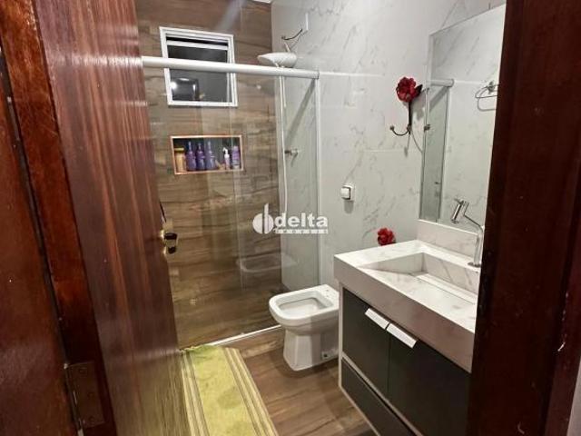 Casa residencial com 2 quartos sendo 1 suíte disponível para venda no bairro Granada em Uberlândia M