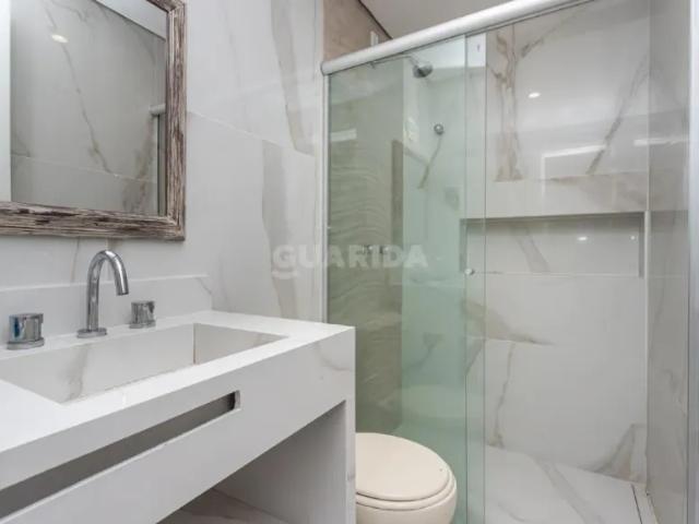 Casa Residencial com 2 dormitórios, sendo 1 suíte, e 3 vagas na Tristeza, com vista para o Guaíba e