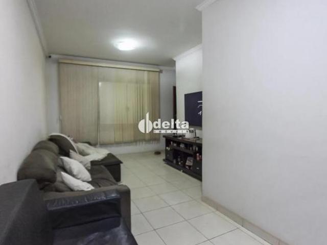 Casa residencial com 3 quarto 1 suíte disponível para venda no bairro Custódio Pereira em Uberlândia