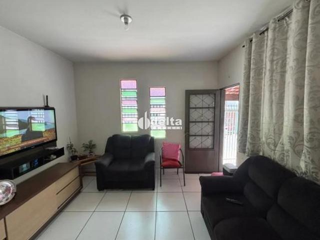 Casa residencial com 3 quartos disponível para venda no bairro Cazeca em Uberlândia MG
