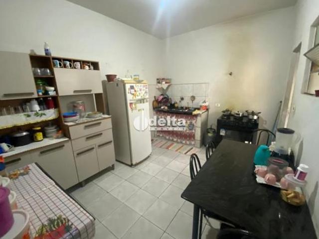 Casa residencial com 3 quartos disponível para venda no bairro Marta Helena em Uberlândia MG