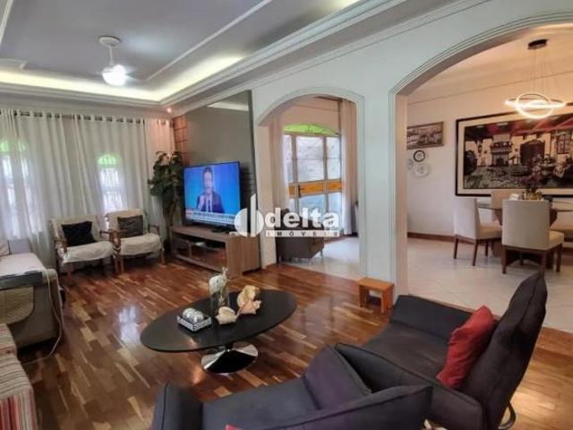Casa residencial com 3 quartos sendo 1 suíte disponível para locação e venda no bairro Cazeca em Ube