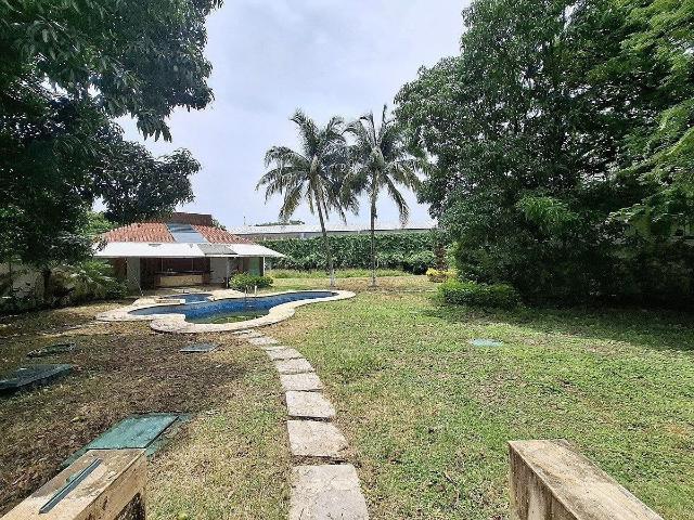 Casa residencial con alberca y amplios jardines