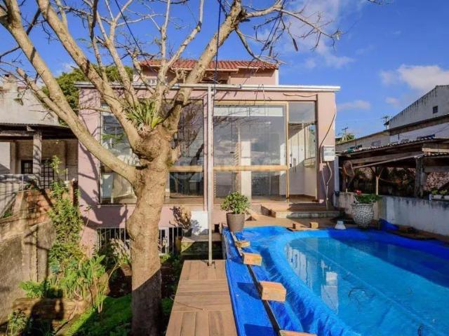 Casa residencial de 2 dormitórios, sendo 1 suíte com terraço no bairro Tristeza