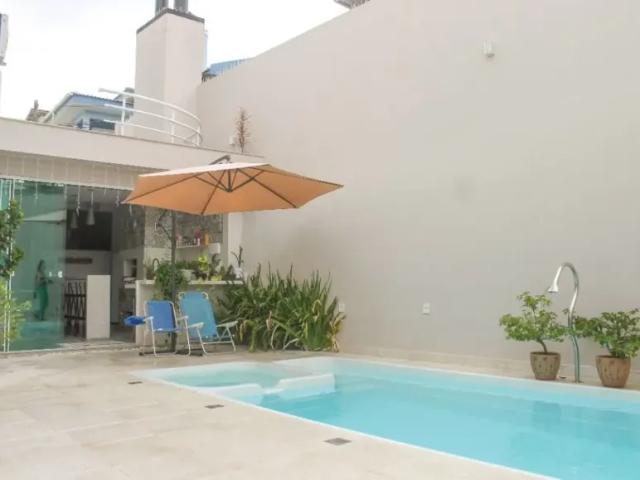 Casa Residencial de 4 dorms no bairro Coloninha